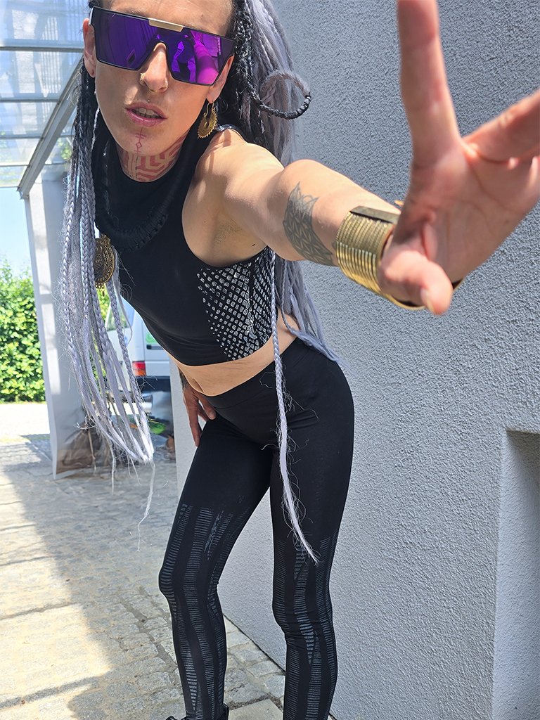 Cropped Top - Anthrazit Drops – Bild 3